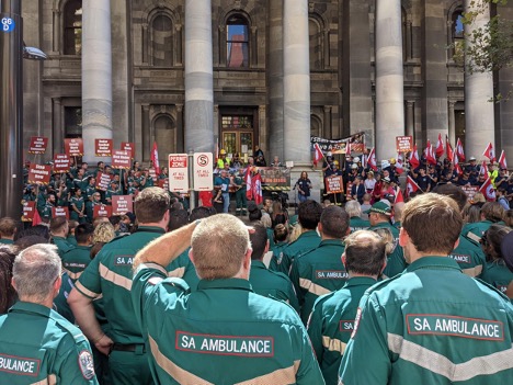 Firefighters, paramedics gather outside Parliament House in emergency service funding union&nbsp;rally